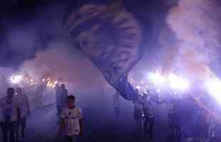 Torcida do Cruzeiro promove rua de fogo na sada da delegao da Toca da Raposa II, rumo ao aeroporto de Confins, antes da viagem para Porto Alegre. Time enfrenta o Internacional na quarta-feira, no Beira-Rio, pela semifinal da Copa do Brasil