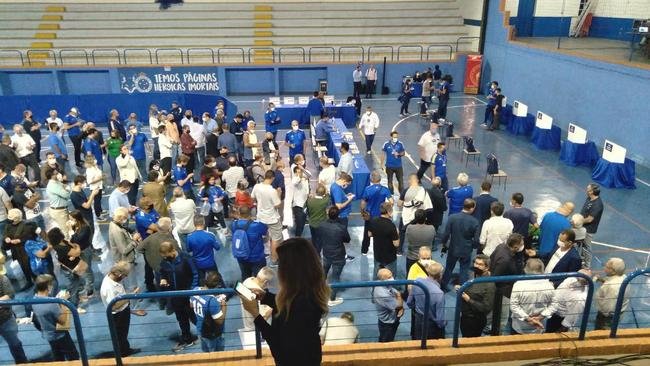 Conselheiros e associados do Cruzeiro durante votao de mudana do Estatuto do clube. Assembleia geral autorizou venda de at 90% das aes da SAF para investidores. Houve festa dos cruzeirenses no Parque Esportivo do Barro Preto, em BH, devido  possibilidade de chegada de recursos para tornar o futebol mais competitivo a partir de 2022.