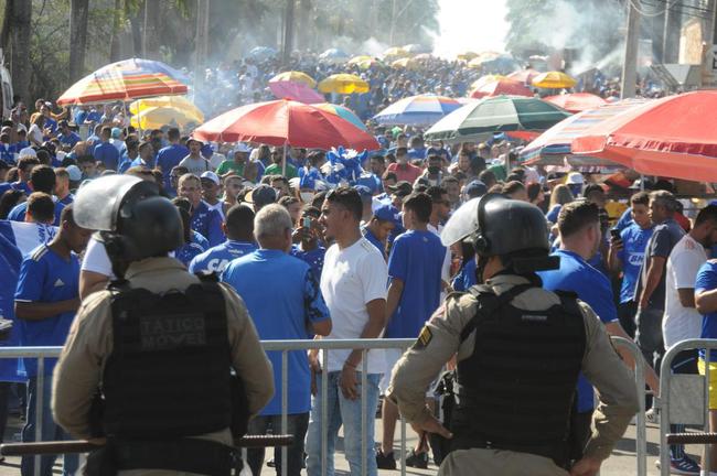 Chegada da torcida do Cruzeiro ao Mineiro para o jogo contra a Ponte Preta pela 13 rodada da Srie B do Campeonato Brasileiro. Estdio voltou a receber grande pblico