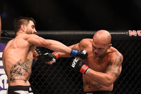 Robbie Lawler venceu Carlos Condit por decisão dividida e manteve o cinturão dos meio-médios