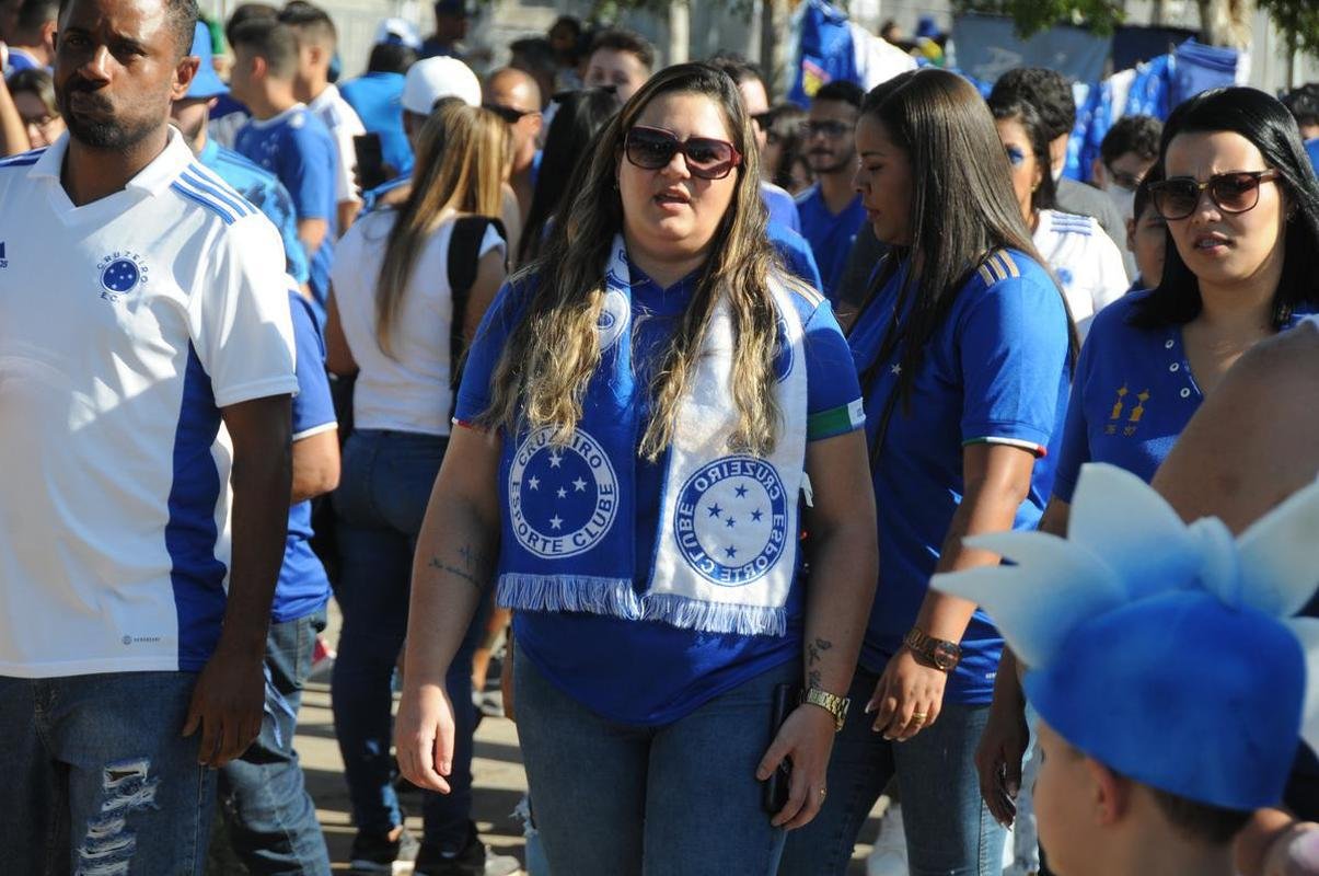 Chegada da torcida do Cruzeiro ao Mineiro para o jogo contra a Ponte Preta pela 13 rodada da Srie B do Campeonato Brasileiro. Estdio voltou a receber grande pblico