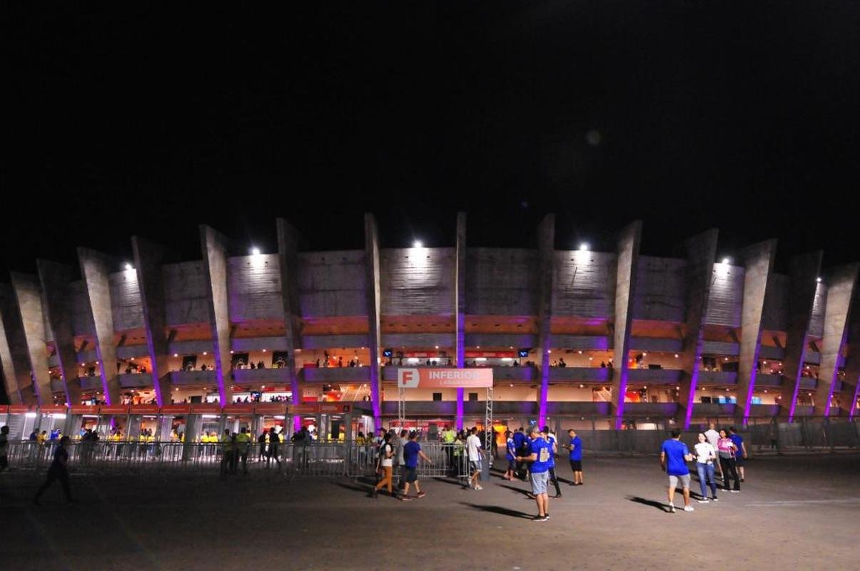 Mineiro teve show de luzes e iluminao especial antes do jogo entre Cruzeiro e Ituano pela Srie B do Campeonato Brasileiro. Estdio aderiu  campanha Outubro Rosa, de conscientizao da sociedade para a preveno do cncer de mama. Houve ainda espetculo com fogos e aes de patrocinadores do clube na esplanada para o torcedor, que festejou com o time o ttulo da Srie B do Brasileiro