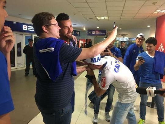 Jogadores do Cruzeiro so recepcionados por torcedores em desembarque na Argentina (Tiago Mattar/Superesportes)