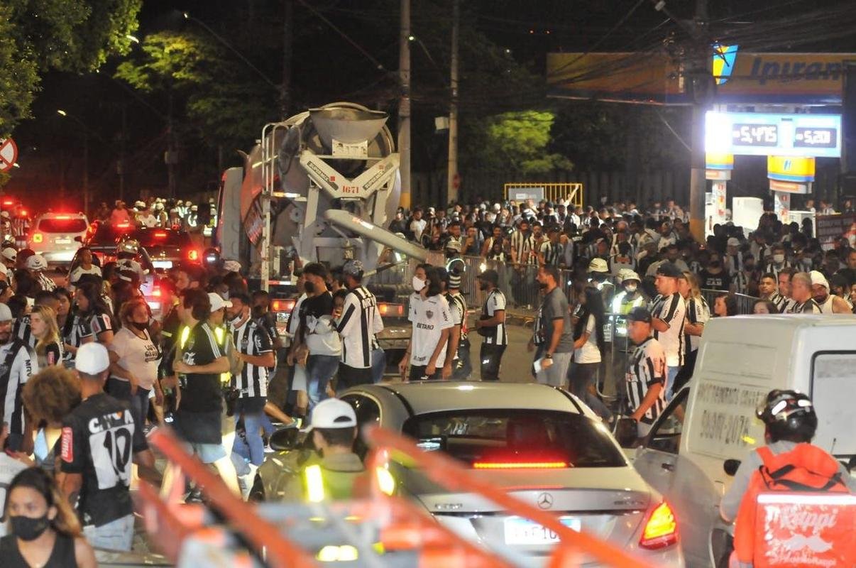 Atleticanos invadiram o Mineiro no jogo contra o Grmio e bateram recorde de pblico no Brasileiro; veja fotos do entorno do estdio antes da partida