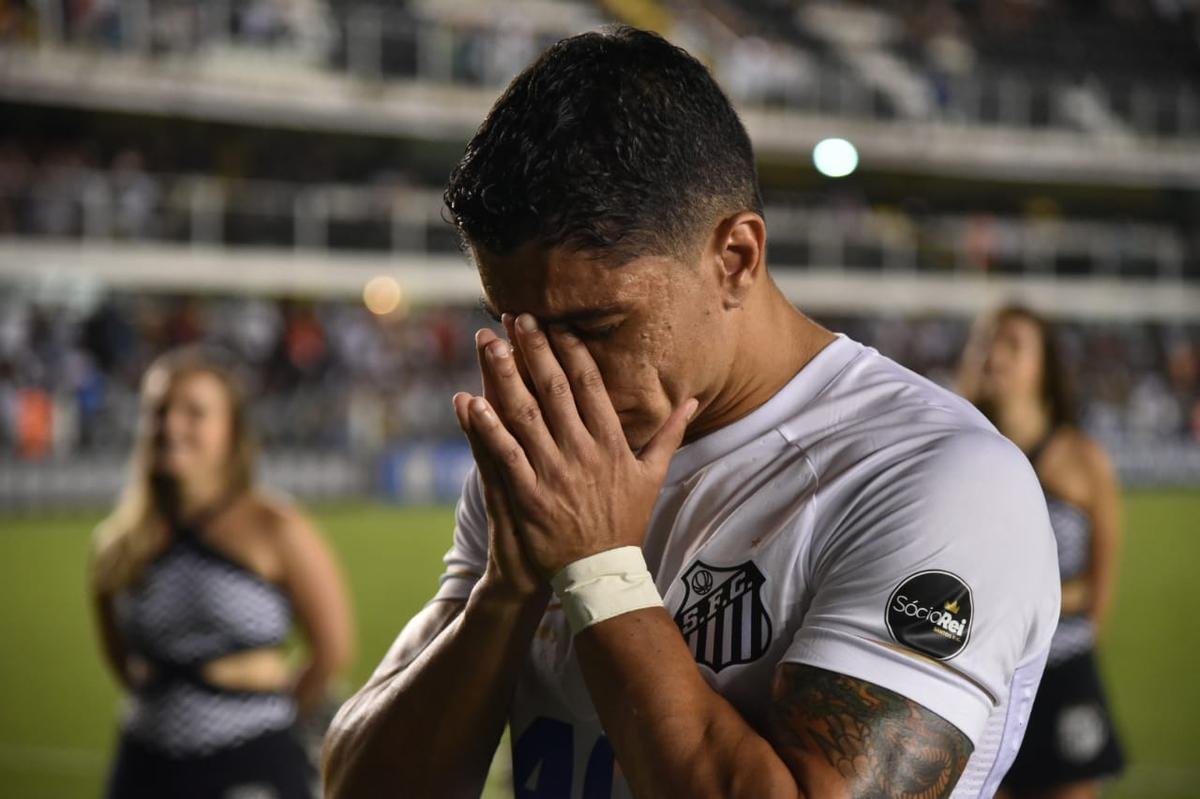 Na Vila Belmiro, Atltico  derrotado pelo Santos por 3 a 2, pela 37 rodada do Campeonato Brasileiro 