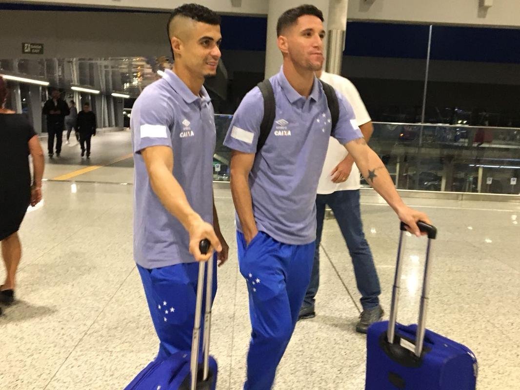 Delegao do Cruzeiro foi composta por 23 jogadores em viagem para Buenos Aires, na Argentina, local da partida de quarta, s 21h45, contra o Boca Juniors, pela Copa Libertadores. Meia uruguaio De Arrascaeta foi vetado e permaneceu em Belo Horizonte.
