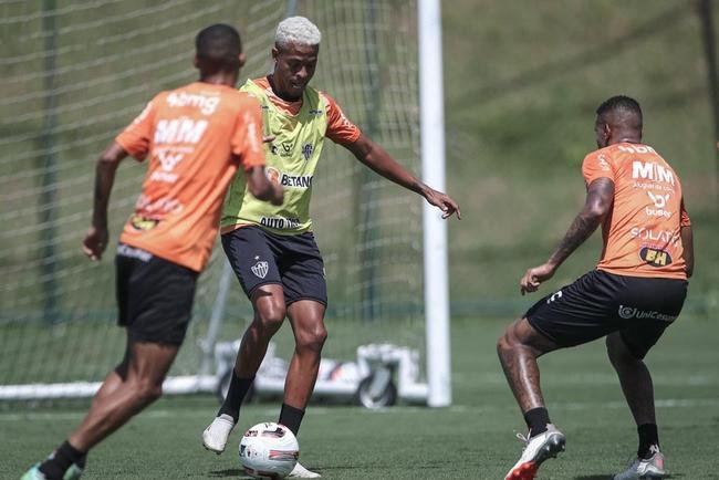 Comemorao pelo aniversrio do Galo e treino