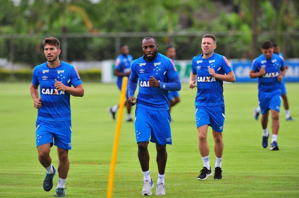 No segundo dia da pr-temporada, jogadores do Cruzeiro fizeram atividade fsica no campo