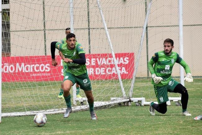 O Amrica segue com treinos preparatrios para a disputa do Campeonato Mineiro 2021. Comandados pelo auxiliar tcnico Mrcio Hahn, jogadores da base americana - e tambm os que tiveram menos oportunidades na temporada 2020 - realizam atividades voltadas ao Estadual.