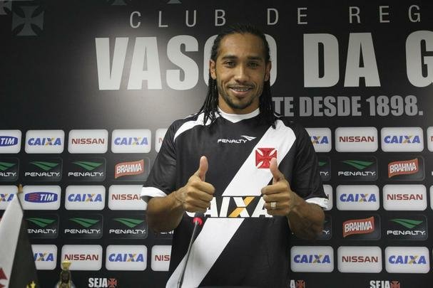 verton Costa: o atacante que passou por Santos e Vasco anunciou o fim da carreira em 2014, aos 28 anos, depois do jogo contra o Resende pela Copa do Brasil, quando defendia o time do Rio. Ele passou por cirurgia para colocar marca-passo.