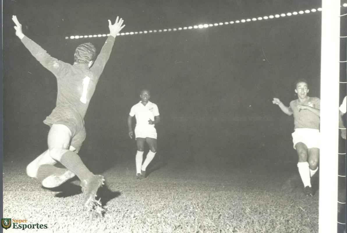 Imagens da vitória do Cruzeiro sobre o Santos, por 6 a 2, no Mineirão, no jogo de ida da final da Taça Brasil de 1966. Gols celestes foram marcados por Zé Carlos (contra), Natal, Dirceu Lopes (3) e Tostão (pênalti)
