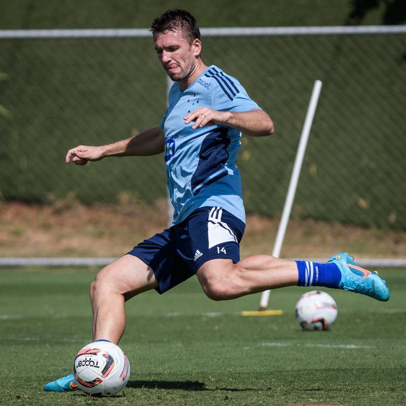 Fotos do treino do Cruzeiro nesta quinta-feira (4), na Toca da Raposa II, em Belo Horizonte. Time celeste enfrentar o Tombense no sbado, s 19h, no Mineiro, pela Srie B.
