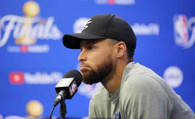 Curry estava entre os titulares dos Warriors que não jogaram nos minutos finais contra o Boston, que venceu por 116 a 100 na quarta-feira