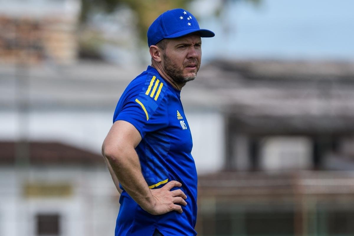 Julho/2021: A passagem de Mozart pela Toca da Raposa II durou pouco. Em 30 de julho, com apenas 13 jogos no comando do time celeste e 33,3% de aproveitamento (sete empates, duas vitrias e quatro derrotas), ele se demitiu e encerrou sua histria no clube.   