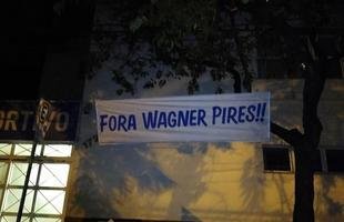 Presidente Wagner Pires de S�, o vice de futebol Itair Machado e o diretor-geral S�rgio Nonato foram os alvos dos protestos em frente � sede do Cruzeiro