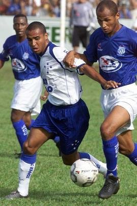O primeiro passo do Cruzeiro em 2003 para alcanar a histrica Trplice Coroa foi dado em 16 de maro, com a conquista do Campeonato Mineiro de pontos corridos. A taa foi erguida de forma antecipada com a vitria por 4 a 0 sobre a URT, no estdio Zama Maciel, em Patos de Minas, pela 11 rodada. Deivid, Aristizbel, Alex e Maurinho marcaram os gols do triunfo. Em seguida, o elenco deu a volta olmpica, ergueu a taa diante dos cruzeirenses e desfilou em carro aberto pela cidade do interior de Minas. No retorno a BH, naquele mesmo dia, o grupo foi recebido com festa pela torcida no Aeroporto da Pampulha. O Cruzeiro foi campeo estadual invicto. O ltimo jogo foi contra o Tupi, no Mineiro.