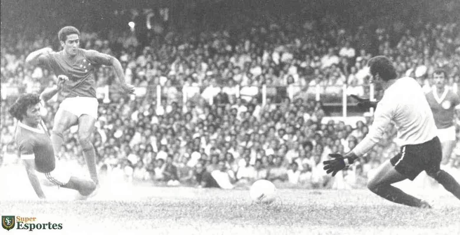 Cruzeiro derrotou Inter por 5 a 4 na estreia da Copa Libertadores de 1976. Palhinha, aos 3 e 10 minutos do 1ºT, Joãozinho, aos 21 min do 1ºT e aos 18 min do 2ºT, e Nelinho, aos 40 min do 2ºT marcaram os gols celestes no triunfo