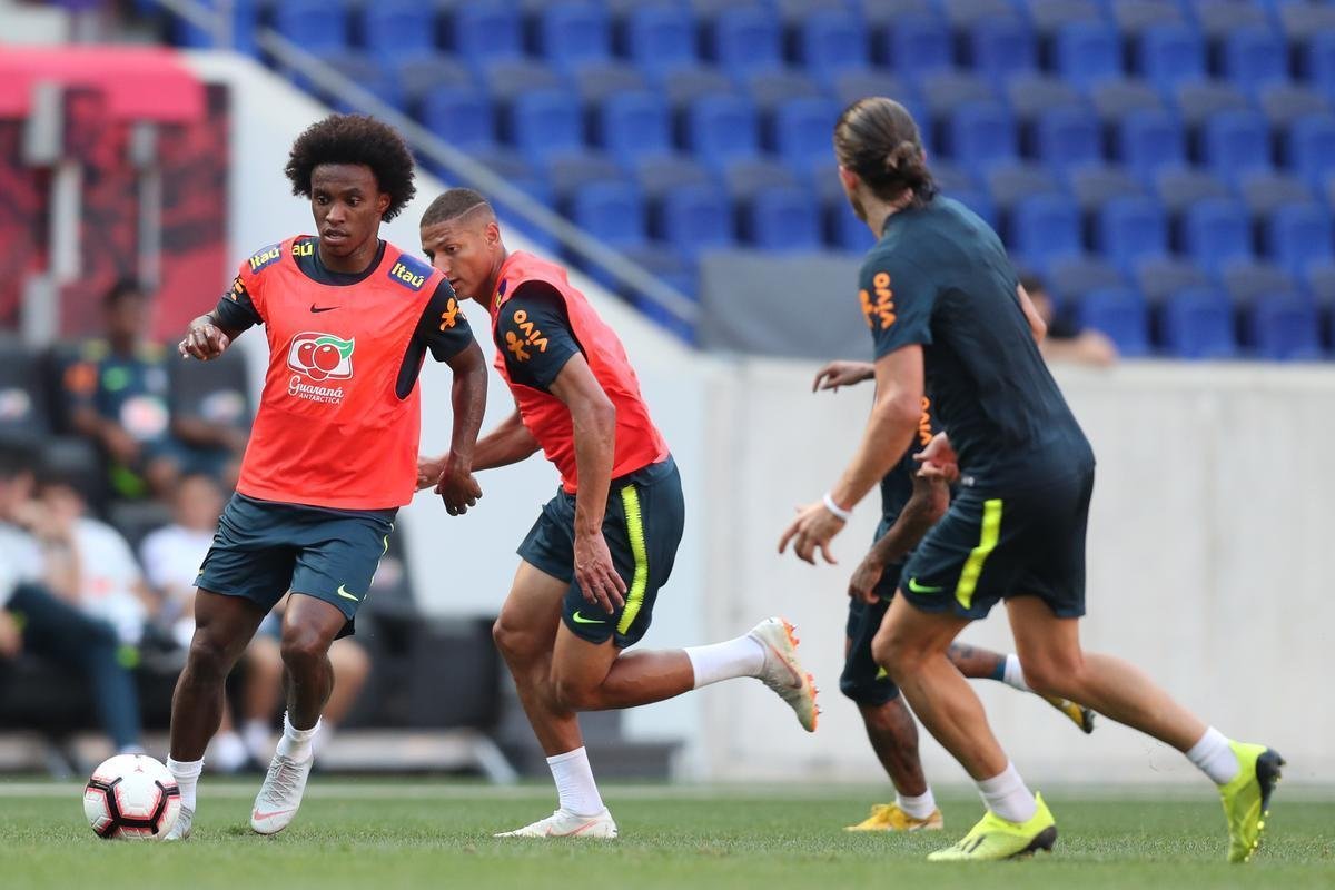 Veja imagens do treino da Seleção Brasileira, com Dedé em campo