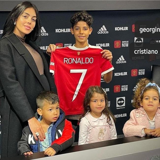 Cristiano Ronaldo Jnior estava na base do Manchester, mas deixou o clube ao lado do seu pai. Ele tambm acertou com Al-Nassr