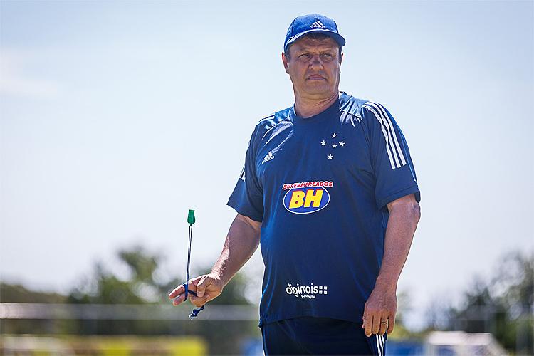 A caminho de marca importante no Cruzeiro, Adilson Batista pede apoio 