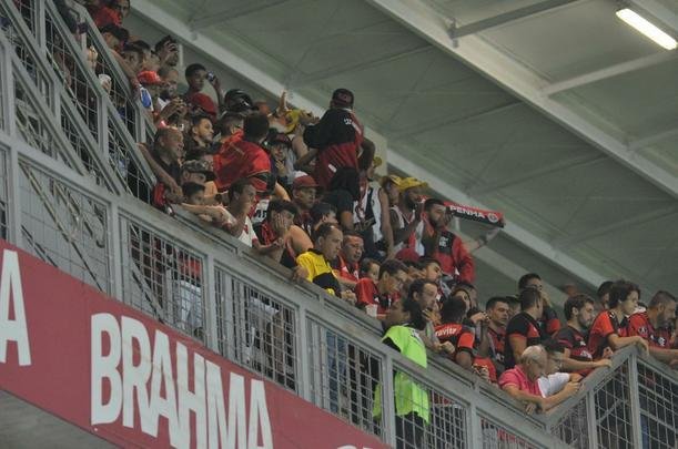 Torcedores de Atltico e Flamengo compareceram ao Horto nesta noite de sbado para assistir ao confronto entre os tradicionais rivais
