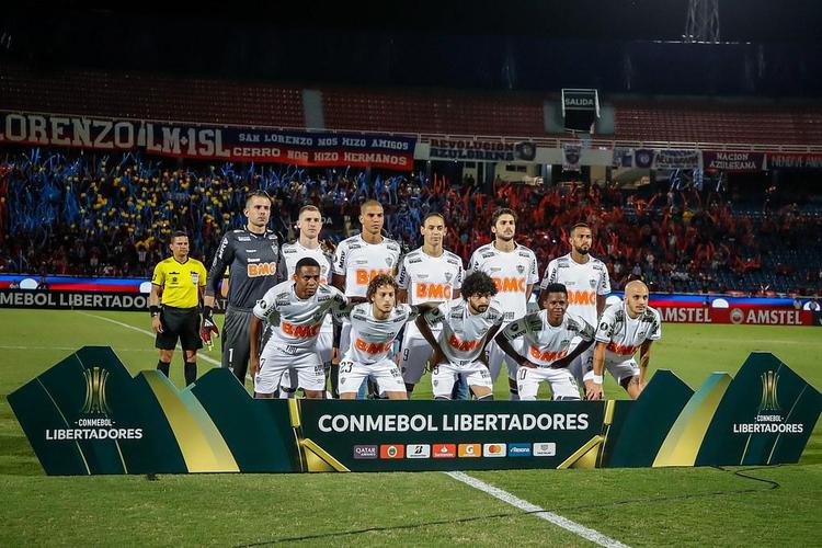 Time que iniciou a partida contra o Cerro Porteo, no Paraguai, e foi goleado por 4 a 1.