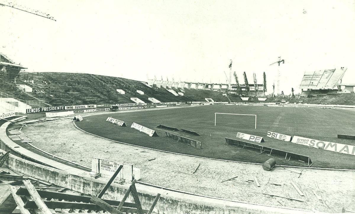 O Arruda então começou a receber a ampliação também para o anel superior. No registro de 1982, é possível observar o surgimento das primeiras colunas e lances de escadas.