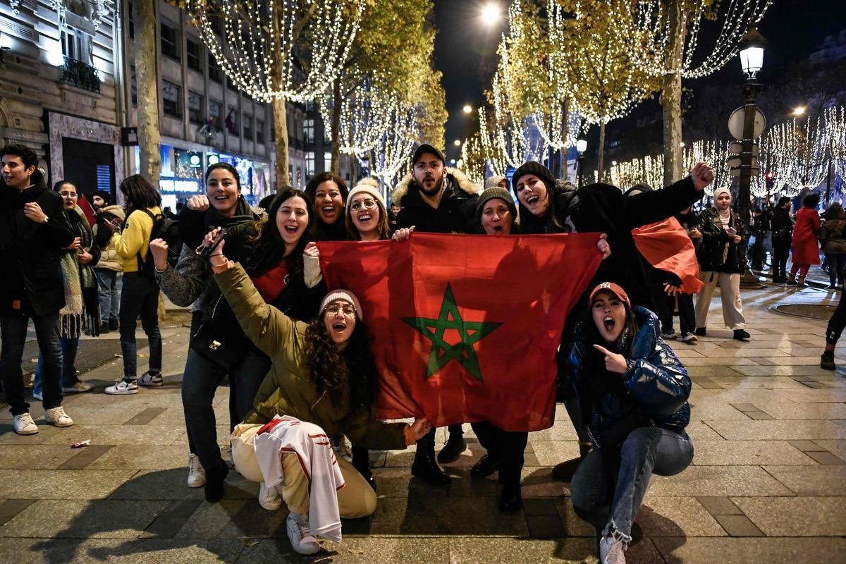 Torcedores marroquinos invadiram as ruas de Paris, na Frana, para festejar a classificao da seleo do Norte da frica s quartas de final da Copa do Mundo. Pas europeu tem grande colnia africana. Marrocos eliminou a Espanha e agora ter Portugal pela frente no Mundial do Catar