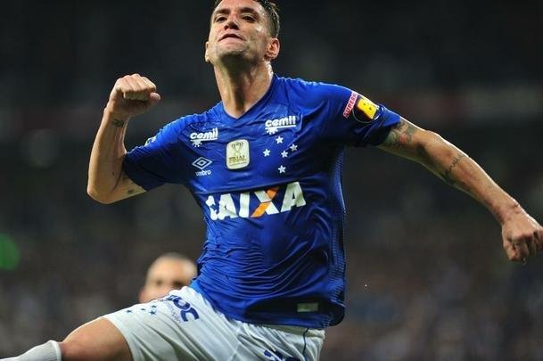 Cruzeiro conseguiu abrir vantagem de 1 a 0 no fim do primeiro tempo, com gol de cabea de Thiago Neves