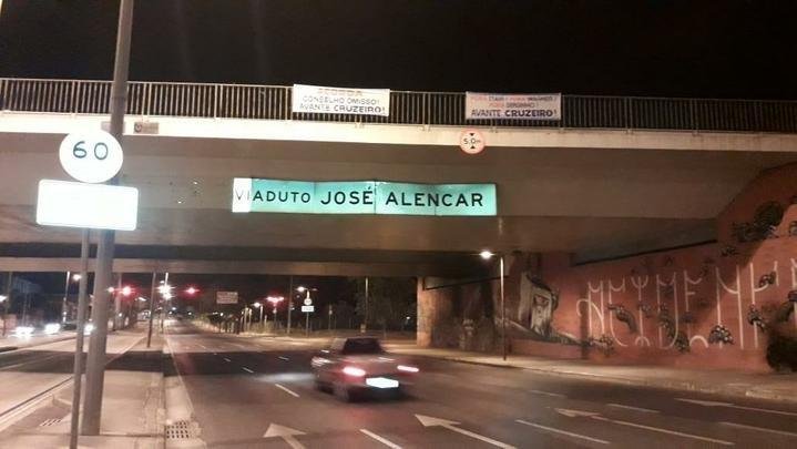 Faixas contra a diretoria do Cruzeiro