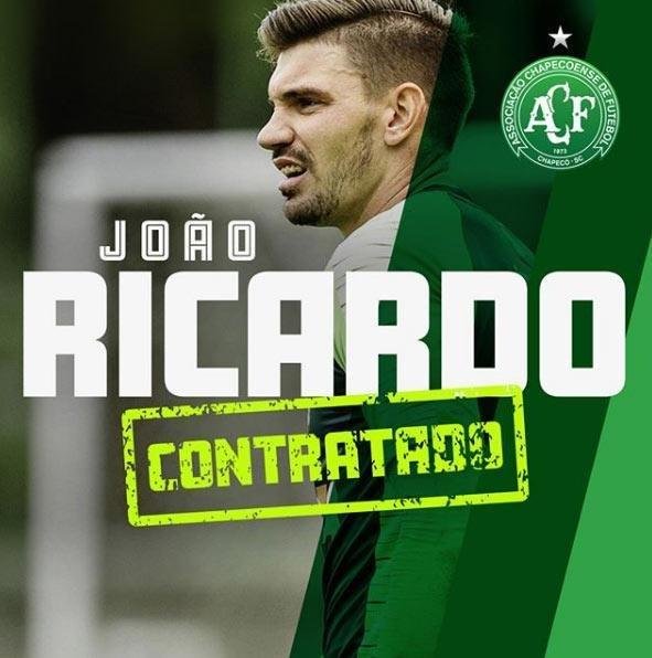 Aps quatro anos e meio defendendo o Amrica, o goleiro Joo Ricardo se transferiu para a Chapecoense, onde assinou contrato de dois anos