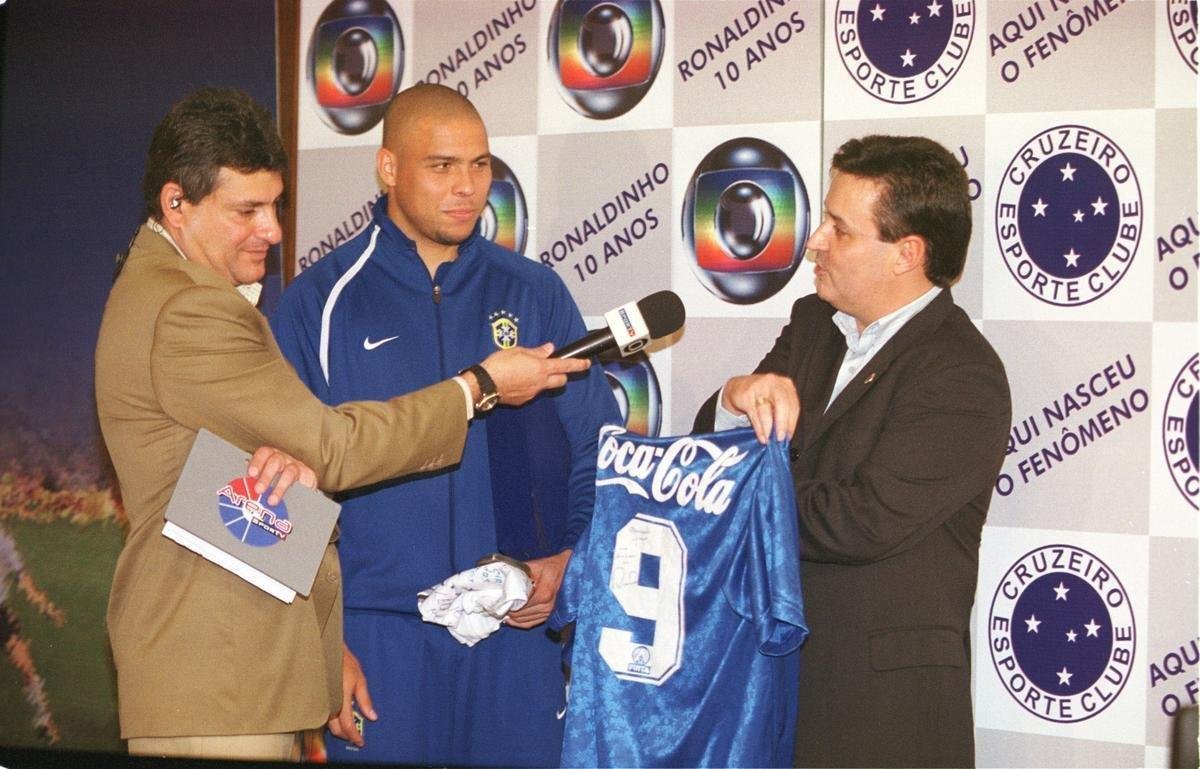 Em maio de 1994, Ronaldo recebe camisa do Cruzeiro do ento presidente Alvimar de Oliveira Costa