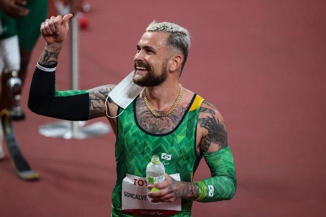 Vincius Rodrigues ficou com a medalha de prata nos 100m rasos da classe T63 do atletismo