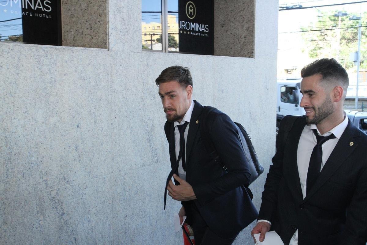 Repleta de estrelas, Seleo Uruguaia chegou a Belo Horizonte no comeo da tarde para a disputa da Copa Amrica. Cavani e Surez, as principais estrelas, mostraram muita simpatia. O meia De Arrascaeta, ex-Cruzeiro, atendeu a um f, mas passou pela imprensa sem dar entrevistas