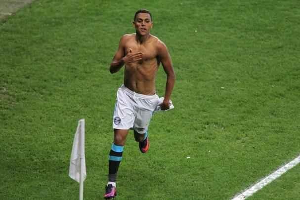 Pedro Rocha amplia vantagem do Grmio para 2 a 0 no Mineiro, no segundo tempo