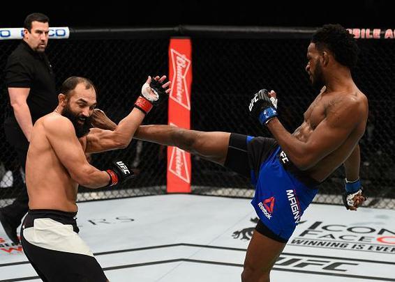 Neil Magny venceu Johny Hendricks por deciso unnime (triplo 29-28)