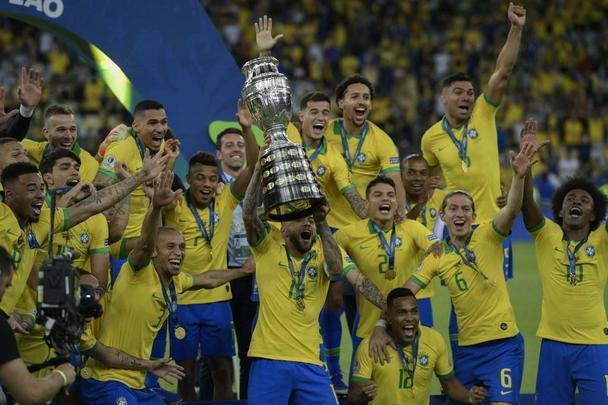 Seleção Brasileira derrota Peru por 3 a 1, conquista Copa América e ergue a taça no Maracanã; veja as fotos da festa do Brasil