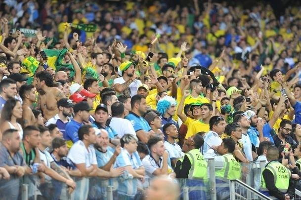 Fotos das torcidas de Brasil e Argentina, no Mineiro, no clssico vlido pela semifinal da Copa Amrica