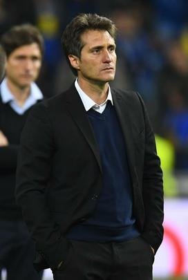 Técnico do Boca Juniors, Guillermo Barros Schelotto observa festa do River Plate em Madri