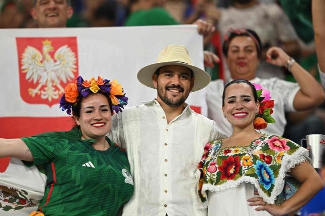 Imagens da torcida no jogo entre Mxico e Polnia pelo Grupo C da Copa do Mundo.