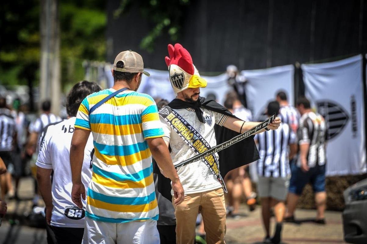 Torcida do Atltico chegou animada ao Mineiro para o jogo da taa, contra o RB Bragantino. Dia de festejar com o time o ttulo do Campeonato Brasileiro de 2021