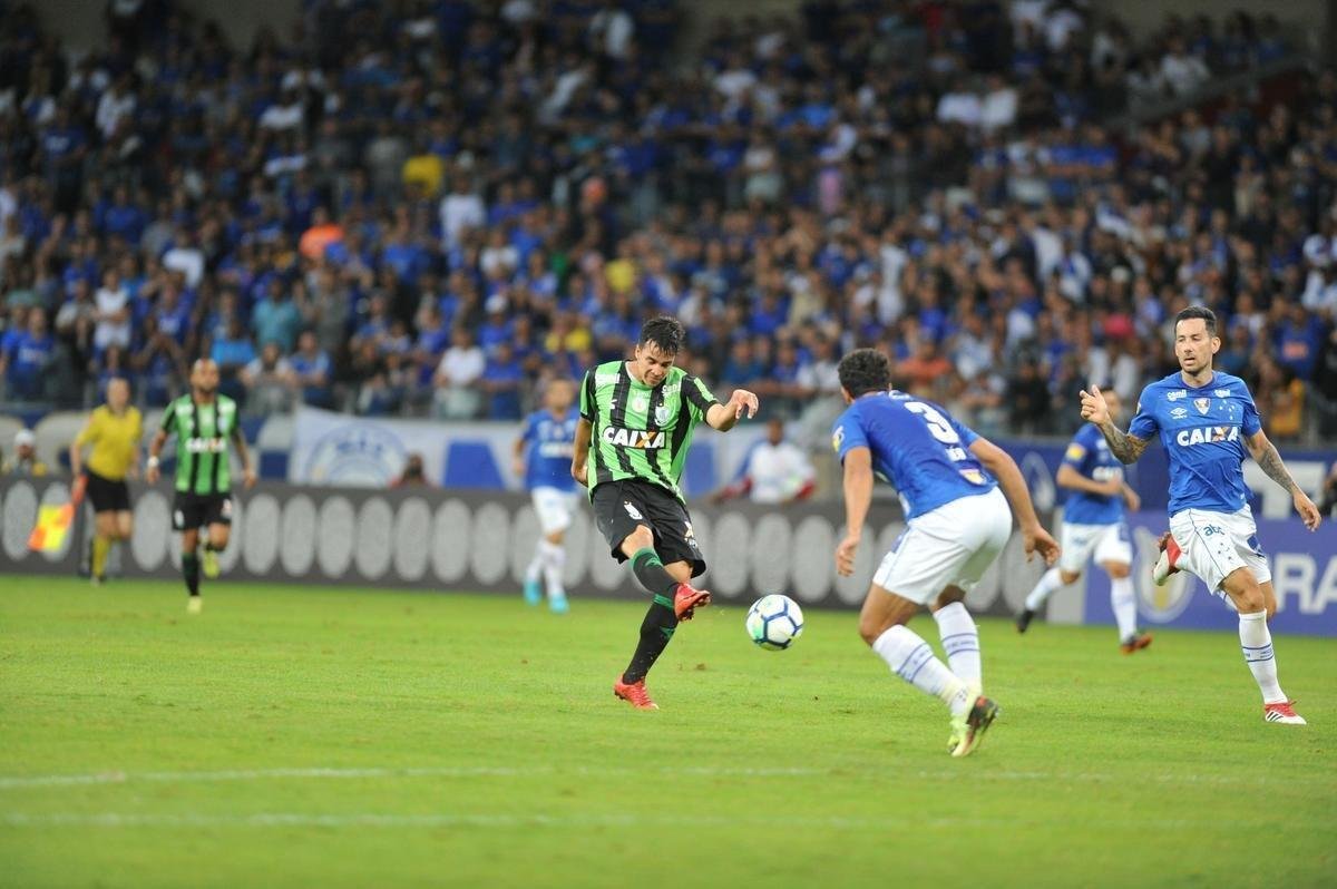 Depois de falha de Ded, americano Christian chutou da intermediria e marcou golao, no ngulo esquerdo de Fbo