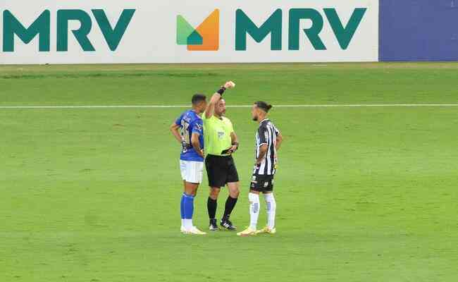 Guga, do Atltico, foi advertido aps desentendimento com Rafael Santos, do Cruzeiro