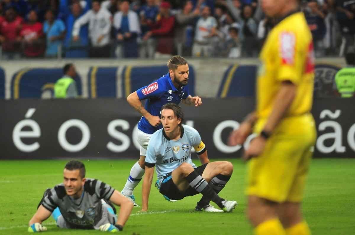 Imagens do jogo entre Cruzeiro e Grmio, pela 8 rodada do Campeonato Brasileiro, no Mineiro