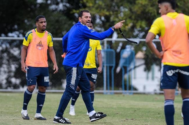 Comisso tcnica de Vanderlei Luxemburgo comandou treino na Toca da Raposa II nesta quarta-feira. Time se prepara para enfrentar o Brusque, s 11h de sbado, no estdio Augusto Bauer, em Santa Catarina, pela 16 rodada da Srie B.