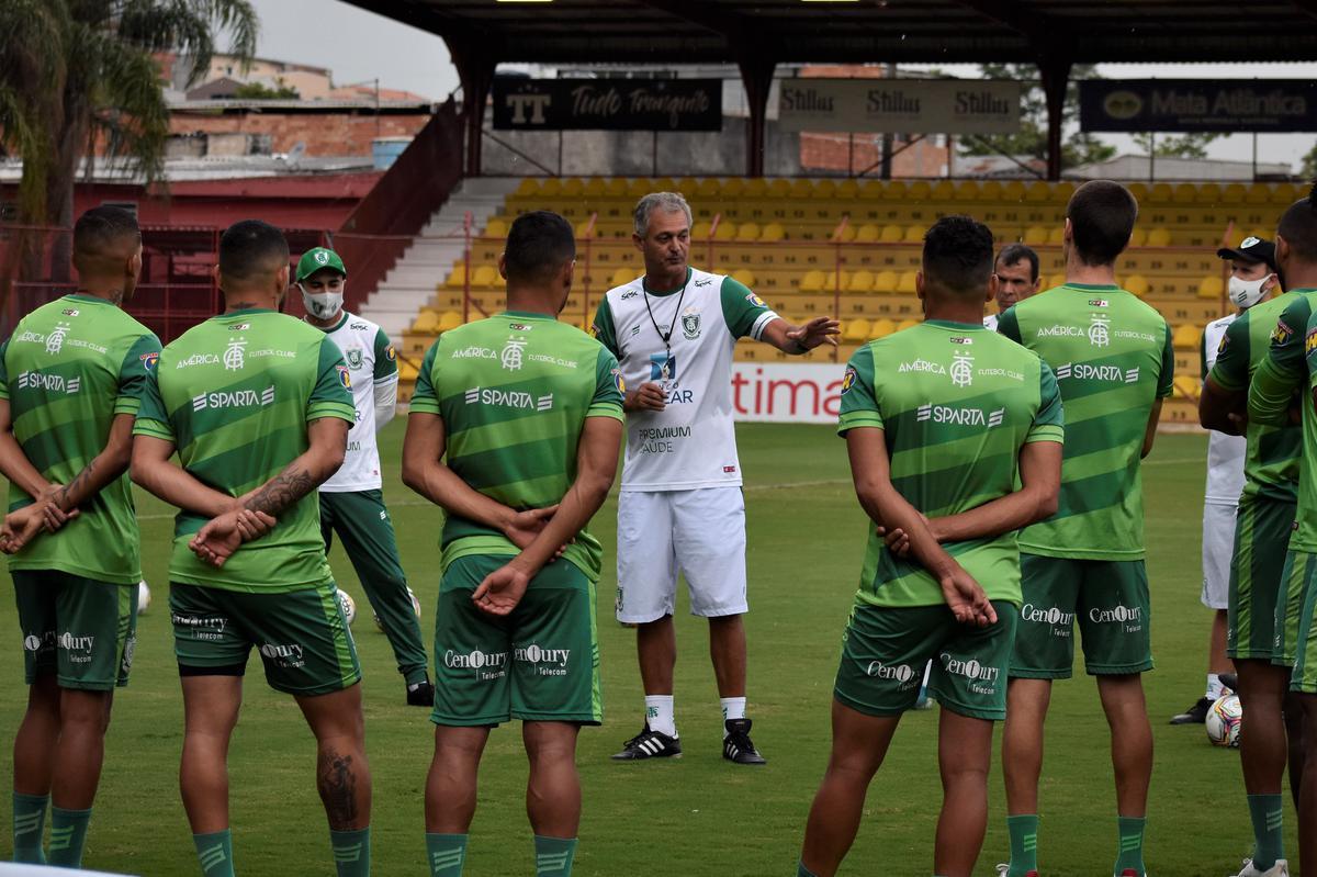 Amrica treinou nesta quinta-feira no Estdio Municipal Jos Liberatti, em Osasco, e concluiu a preparao para enfrentar o lanterna Oeste pela 24 rodada da Srie B. O duelo ser nesta sexta, s 19h15, em Barueri, na Grande So Paulo.