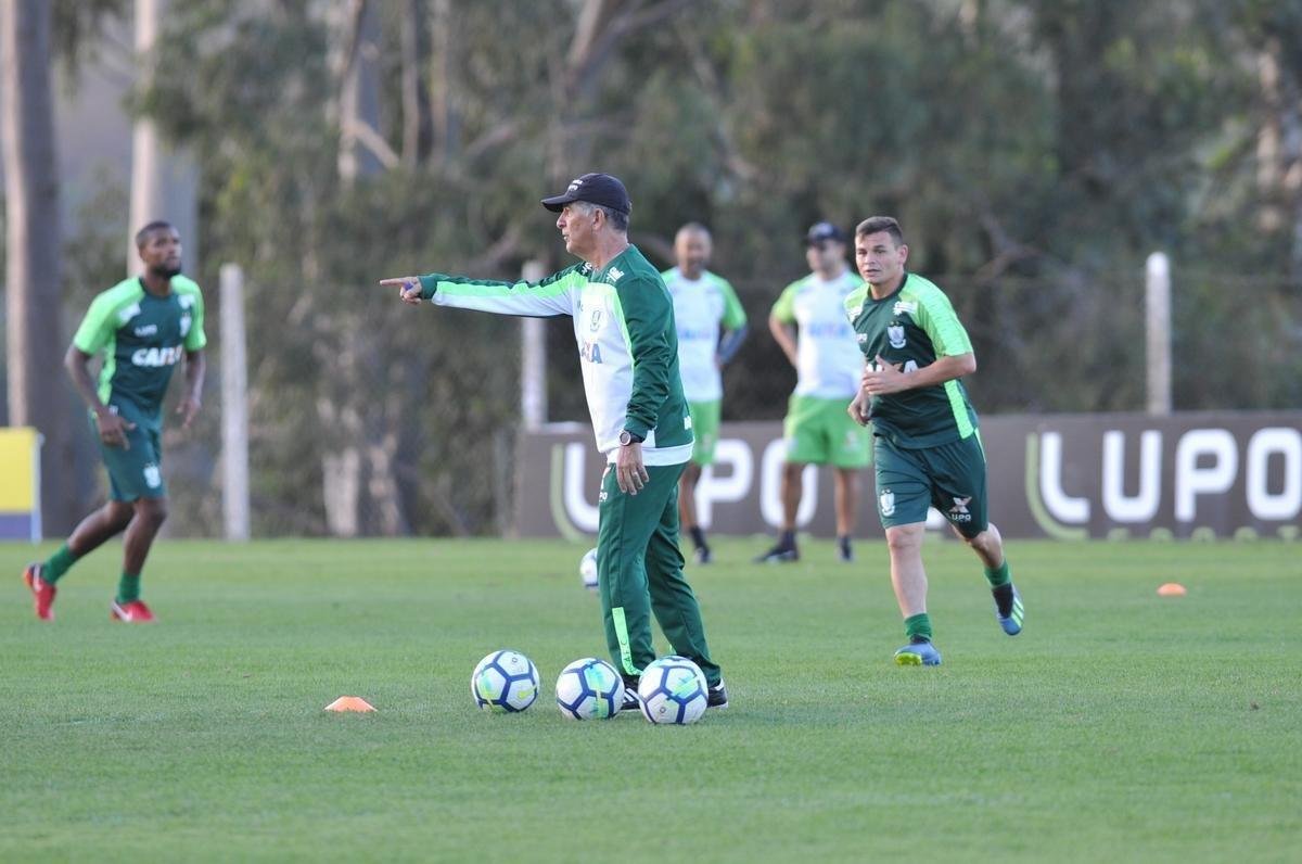 Depois de reunio com elenco e diretoria, Adilson Batista observou treino comandado por Drubscky no Amrica