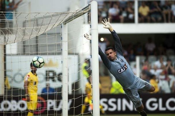 O Santos venceu o Atlético por 3 a 1 neste sábado, em jogo da 32ª rodada do Campeonato Brasileiro