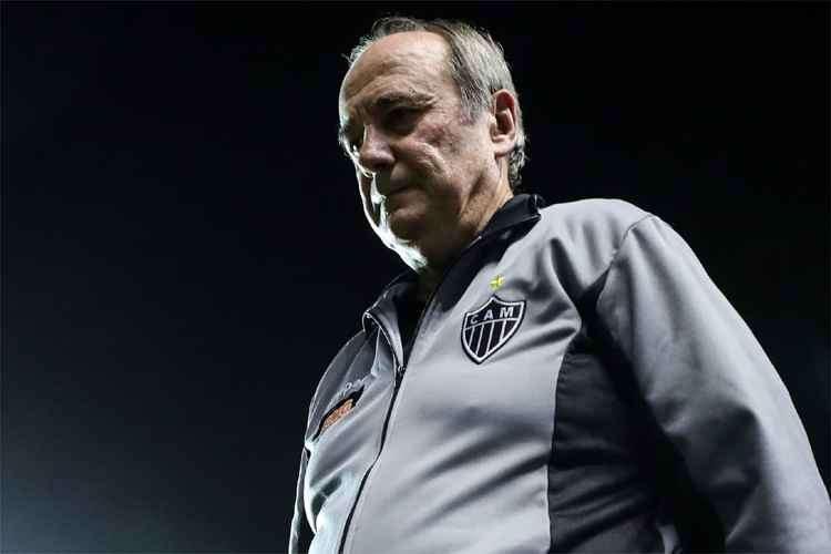 11/04/2019 - De volta do Paraguai, a delegao do Atltico foi recebida com protesto no incio da manh no Aeroporto Internacional de Confins. Foi o incio de uma grande sequncia de protestos. Horas depois, Levir Culpi foi demitido. Tudo isso apenas trs dias antes da partida de ida da final do Campeonato Mineiro contra o Cruzeiro. O responsvel por assumir a equipe foi Rodrigo Santana, que comandava o time sub-20.