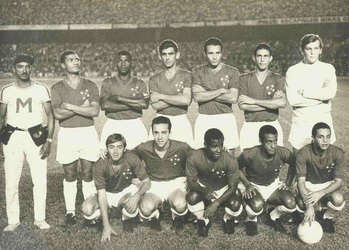 Revelado pelo Renascena, Procpio teve trs passagens pelo Cruzeiro: de 1959 a 1961, de 1966 a 1968 e de 1973 a 1974. Na foto, o time do Cruzeiro que derrotou o Santos de Pel por 6 a 2 na final da Taa Brasil de 1966. Em p: Neco, Pedro paulo, William, Procpio, Piazza e Raul. Agachados: Natal, Tosto, Evaldo, Dirceu Lopes e Hilton Oliveira.